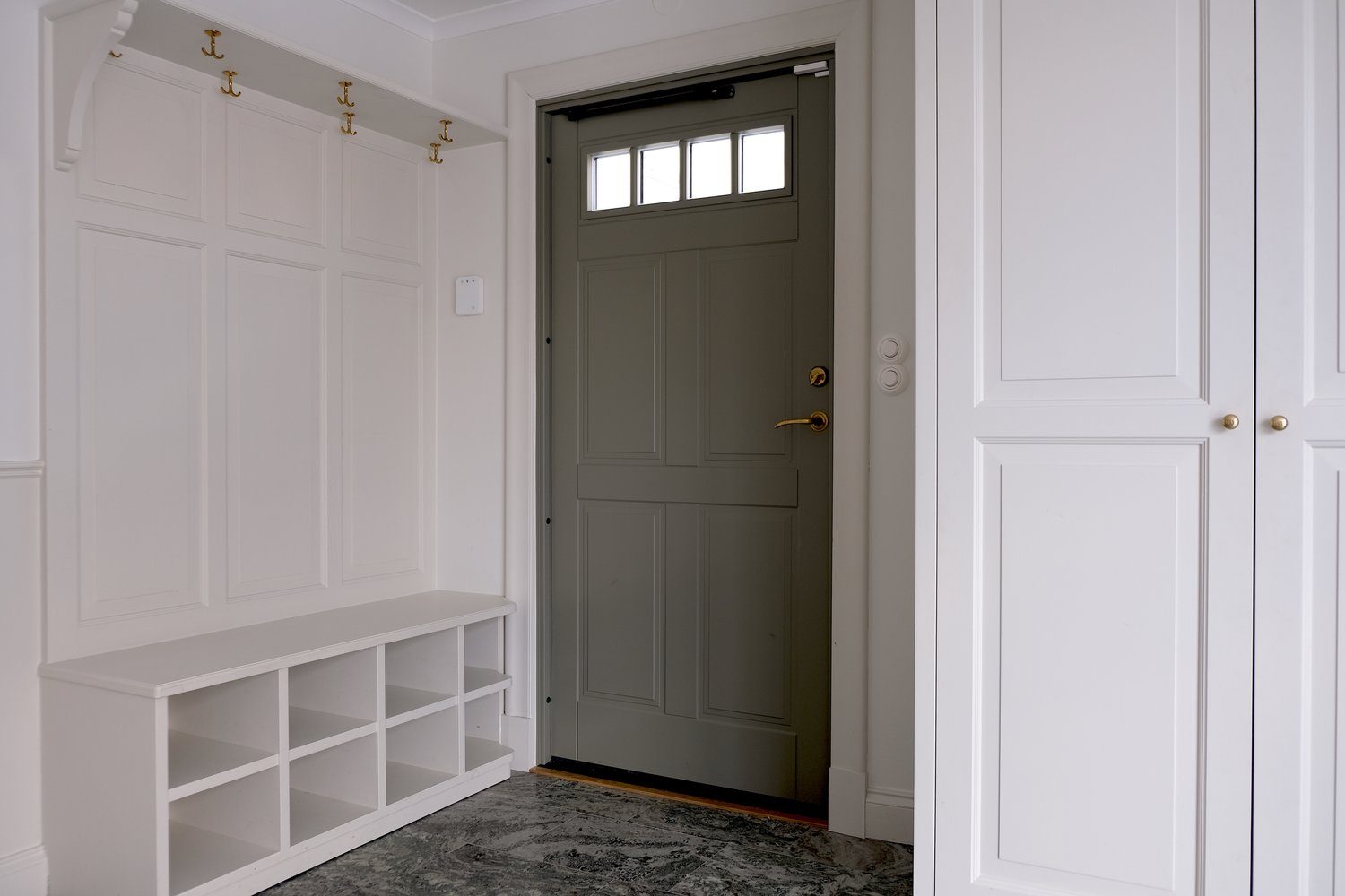 Hall med grön dörr
